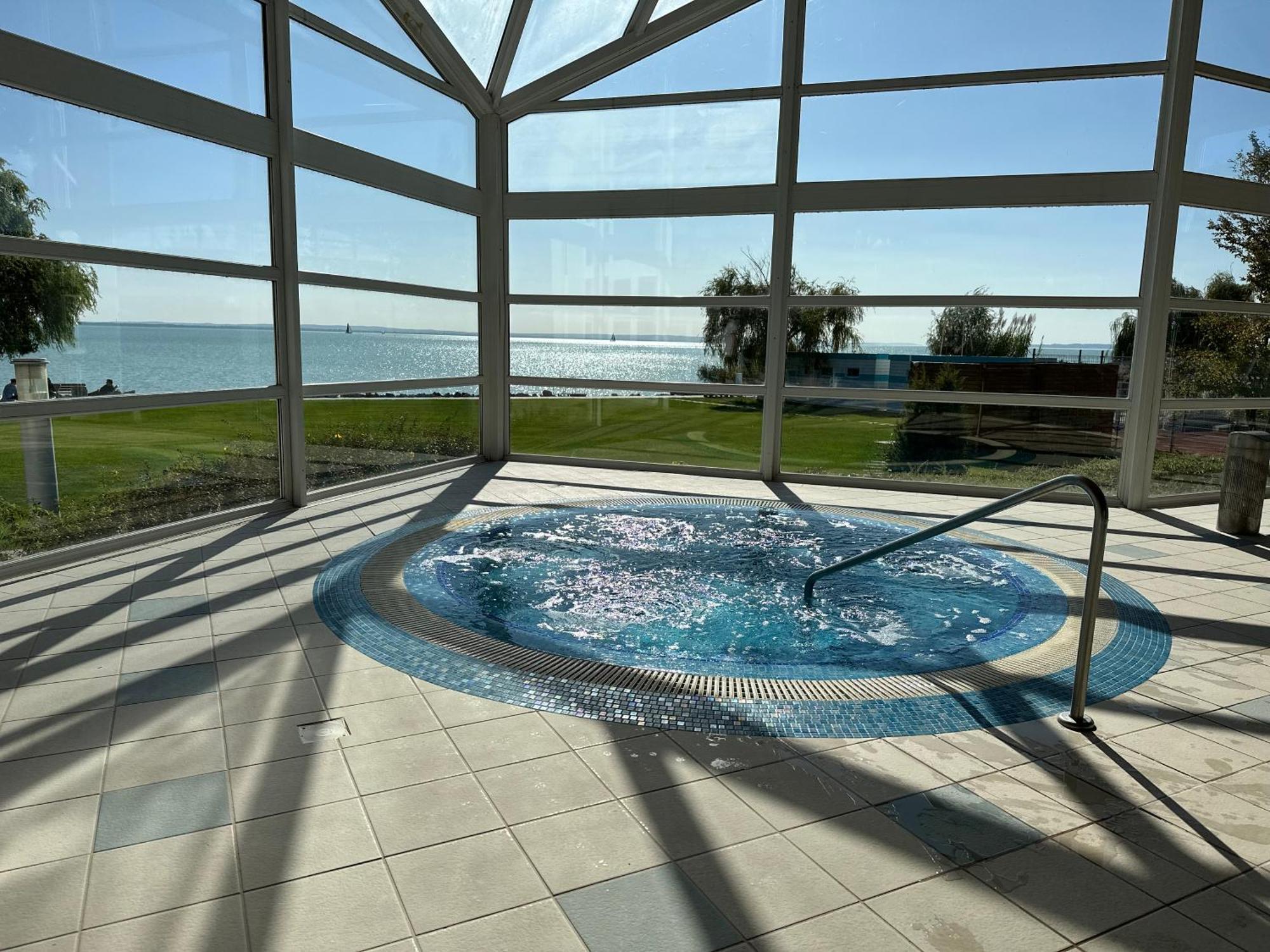 Hotel Marina Port Balatonkenese Luaran gambar