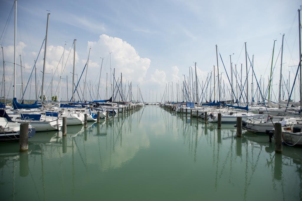 Hotel Marina Port Balatonkenese Luaran gambar