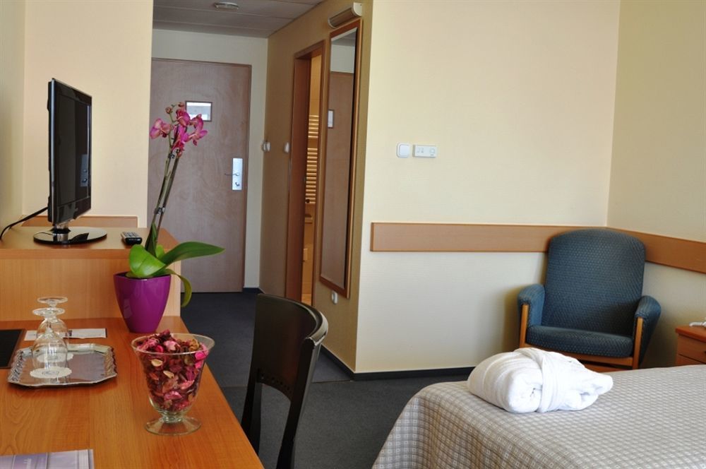 Hotel Marina Port Balatonkenese Bilik gambar